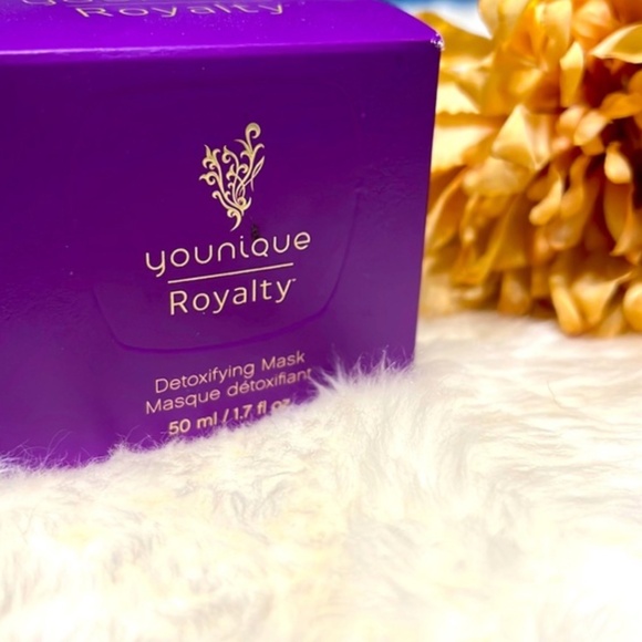 Younique Royalty Skincare Detoxifying Mask Charcoal Infused New in Box 50ml - Picture 1 of 9